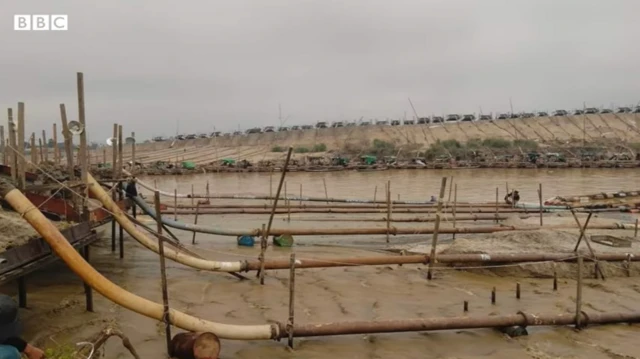 တရားမဝင် ရွှေမျောဒဏ်ကို ခါးစည်းခံနေရတဲ့ ဥရုမြစ်ကမ်းဒေသခံများ