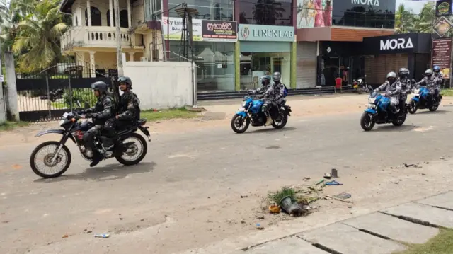 இலங்கை போலீஸ் ரோந்து