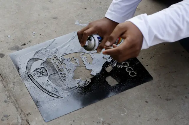 စစ်ခေါင်းဆောင်ရဲ့ပုံတူကို နံရံတွေနဲ့လမ်းတွေပေ်မှာ မှုတ်ဆေးဖြန်းရေးဆွဲပြီး ဆန္ဒပြမှုဟာ အာဏာသိမ်းမှုကို ဆန့်ကျင်ကြောင်းပြသတဲ့ပုံဖော်မှုတွေထဲက တစ်ခုဖြစ်ပါတယ်။