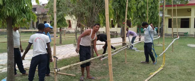सप्तरीको राजविराज नगरपालिका–३ स्थित केशो अनिरुद्धवती माध्यमिक विद्यालयमा मतदान स्थल निर्माण गर्दै कर्मचारी र सुरक्षाकर्मी