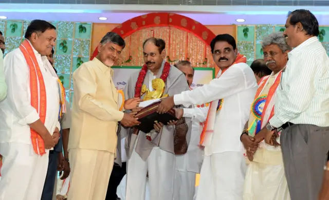 గతంలో ఆంధ్రప్రదేశ్ ప్రభుత్వం నుంచి అవార్డు స్వీకరిస్తున్న సి.నరసింహారావు