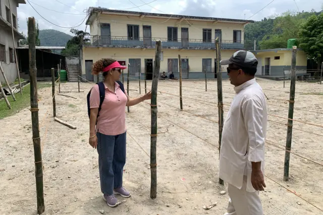 तनहुँको व्यास नगरपालिका–३ स्थित महर्षि संस्कृत मावि मतदान केन्द्रमा मतदानका लागि निर्माण गरिएको मतदान स्थल