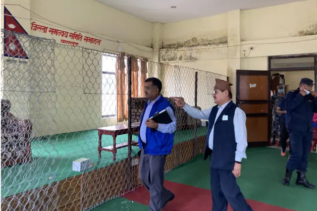 बागलुङ नगरपालिकामा रहेको जिल्ला समन्वय समिति बागलुङको सभा हलमा भोलि हुने स्थानीय तह निर्वाचनको मतगणना स्थलमा लगाइएको तारजालीसहित सिसी क्यामेराजडित स्थल अनुगमन गर्दै मुख्य निर्वाचन अधिकृत वासुदेव न्यौपाने