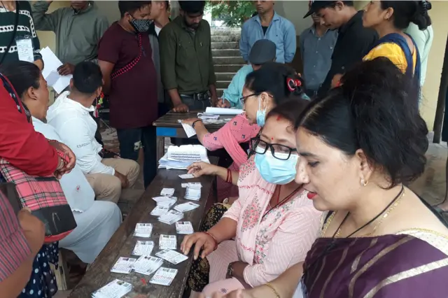 घोराही – १४ को प्रावि बालमन्दिर केन्द्रमा मतदातालाई परिचयपत्र वितरण गर्दै कर्मचारी