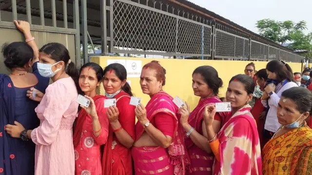 भरतपुरमा लामबद्ध महिला मतदाताहरू