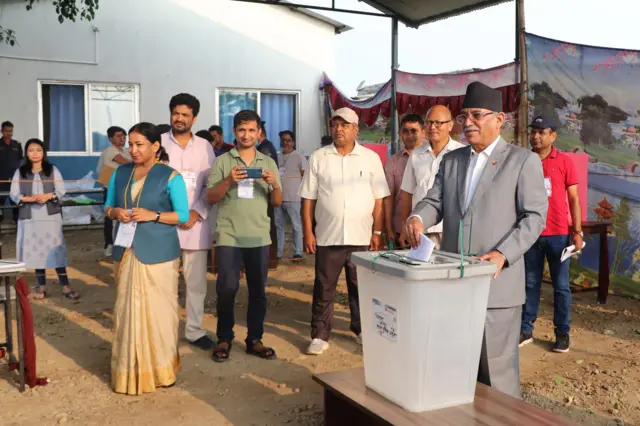 मतदान गर्दै माओवादी अध्यक्ष दाहाल