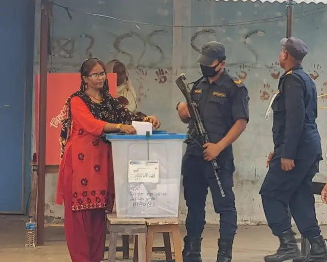 पर्सामा मतदान गर्दै एक महिला