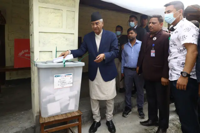 मतदान गर्दै प्रधानमन्त्री देउवा