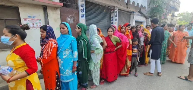 पर्सामा मतदानका लागि लाममा लागेका महिलाहरू