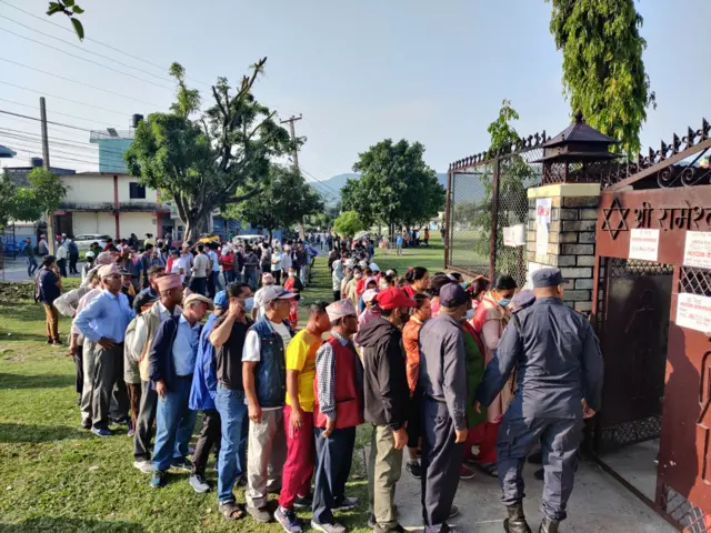 कास्कीमा मतदानका लागि लाममा बसेका मतदाताहरू