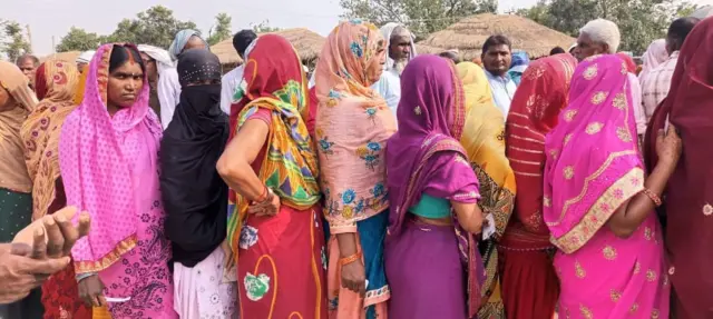 पर्सामा मतदानका लागि लाममा लागेका महिलाहरू