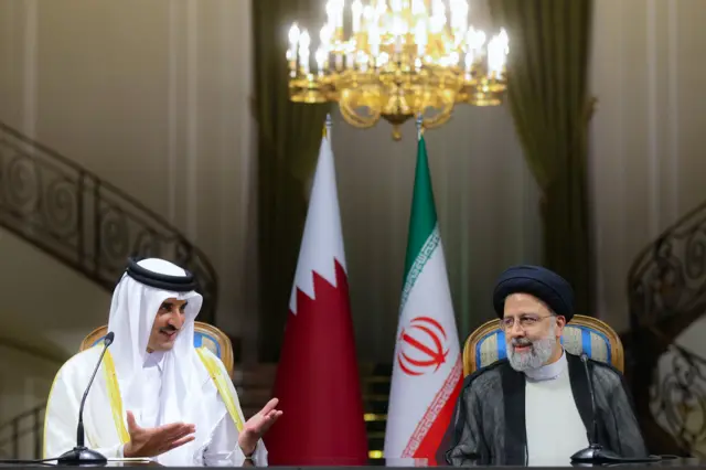 رئیسی در دیدار با امیر قطر در تهران صحبت می‌کرد