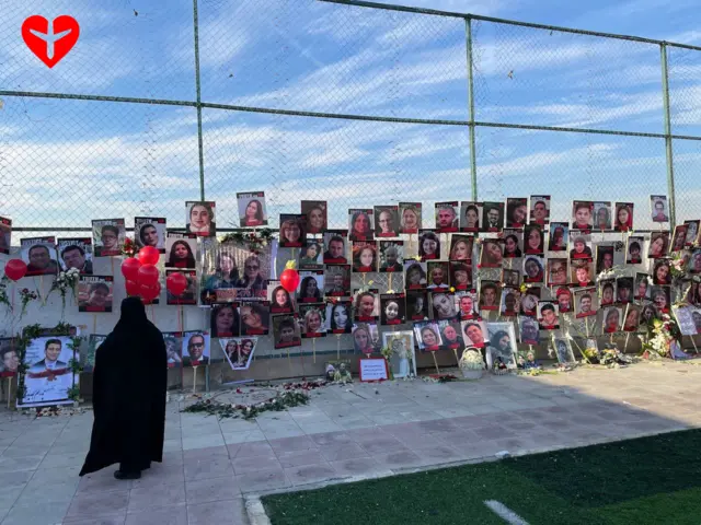 مراسمی در محل سقوط هواپیمای اوکراینی در نزدیکی تهران؛ این هواپیمای مسافربری با دو موشک سپاه پاسداران سرنگون شد