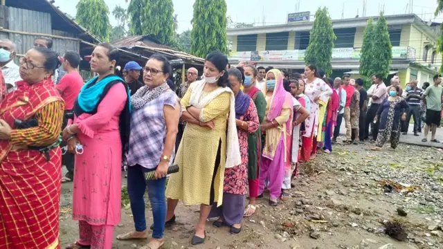 झापामा पनि बिहानैदेखि मतदाताहरू मतदान केन्द्रमा पुगेका छन्