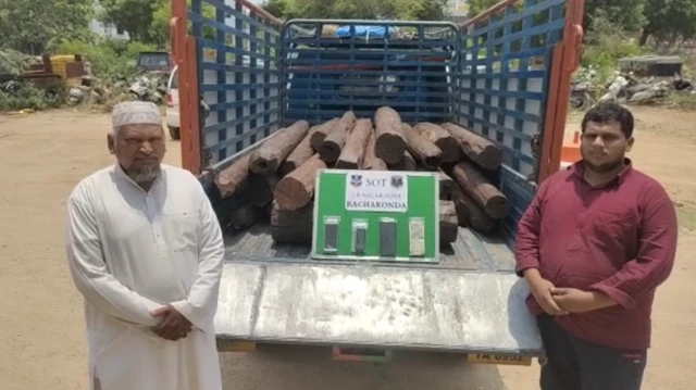 తెలంగాణ పోలీసులు పట్టుకున్న ఎర్రచందనం దుంగలు