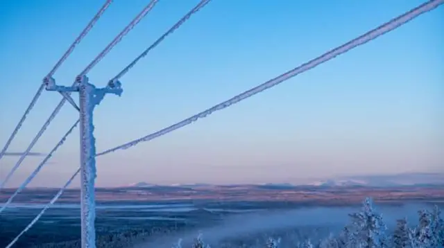 خطوط الكهرباء المجمدة