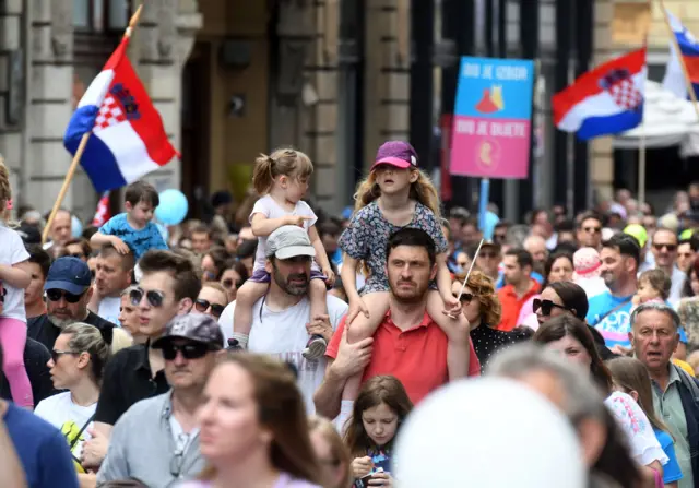 متظاهرون يشاركون في "مسيرة من أجل الحياة" لمناهضة الإجهاض في كرواتيا