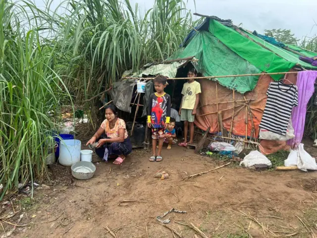 သောင်ရင်းမြစ်ဘေး စစ်ရှောင်နေကြသူတွေ