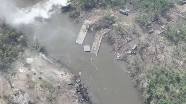 На опубликованных украинскими военными кадрах видна разгромленная российская переправа через реку Северский Донец