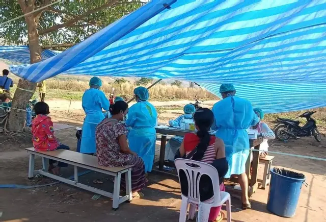 စစ်ကောင်စီဘက်က အလုပ်ထုတ်တာခံရတဲ့ ကရင်ပြည်နယ်အတွင်းက CDM ဆရာ၀န်အချို့ ပြည်နယ်အတွင်း ကျန်းမာရေးစောင့်ရှောက်မှုပေးနေတဲ့မြင်ကွင်းဖြစ်ပါတယ်။
