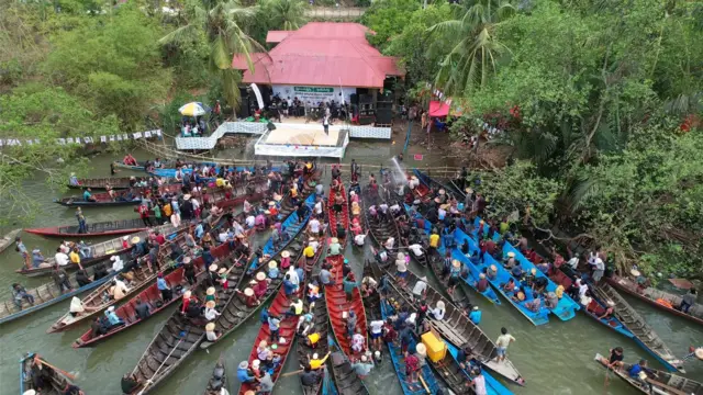 ကုန်းပေါ်က သျှစ်သောင်းဘုရားပွဲတော်မှာ  စည်ကားသလို မြို့တွင်းချောင်းတွေမှာလည်း ရိုးရာပြိုင်လောင်းပြိုင်ပွဲကိုလာကြည့်ကြတဲ့လှေတွေနဲ့ပြည့်နှက်နေနေတယ်။