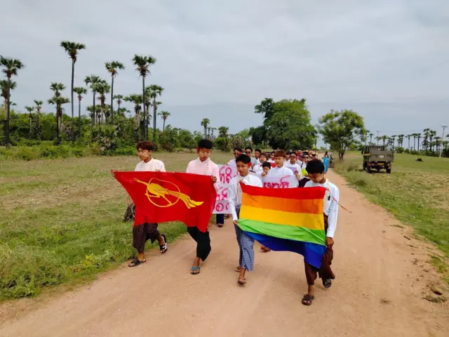 စစ်အာဏာသိမ်းမှုကို လက်နက်ကိုင်ဆန့်ကျင်မှု အားကောင်းတဲ့ စစ်ကိုင်းတိုင်း၊ ယင်းမာပင်ခရိုင်အတွင်းမှာ ဒီနေ့ပြုလုပ်သွားတဲ့ LGBT သပိတ်