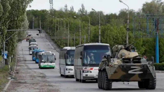 Автобусы с украинскими военными уезжают под российским эскортом