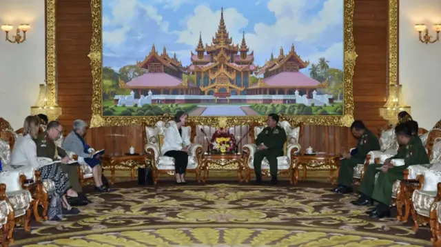 သြစတေးလျသံအမတ်နဲ့ ဗိုလ်ချုပ်မှူးကြီး မင်းအောင်လှိုင်တို့ ၂၀၂၀ ခုနှစ်၊ ဇန်နဝါရီလမှာ တွေ့ဆုံခဲ့ကြတာဖြစ်ပါတယ်။