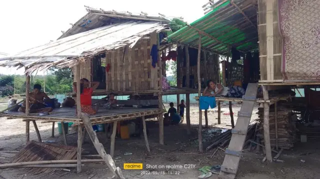 အထက်မြတ်လေး စစ်ရှောင်စခန်းမှာ UNHCR အကူညီနဲ့ နေအိမ်တွေပြန်ဆောက်နေ