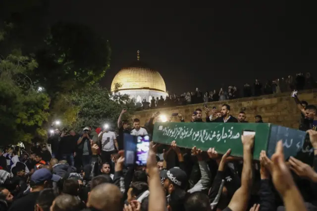 إصابات بالعشرات بين الفلسطينين خلال تشييع جنازة ضحية اشتباكات الأقصى "وليد الشريف"