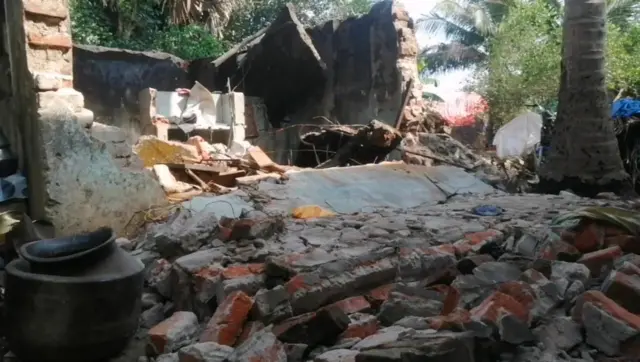அரசு தொகுப்பு வீடு தளம் இடிந்து விழுந்து விபத்து