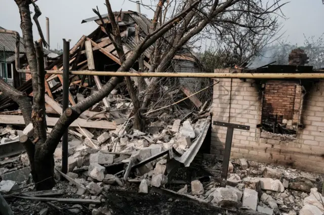 Разрушенное здание  в Луганской области