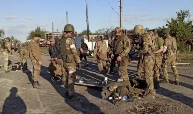 Проросійські війська обшукують українських захисників, яких евакуювали з металургійного заводу