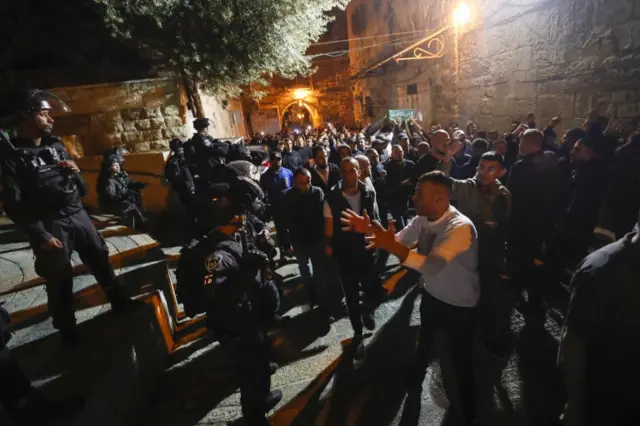 إصابات بالعشرات بين الفلسطينين خلال تشييع جنازة ضحية اشتباكات الأقصى "وليد الشريف"