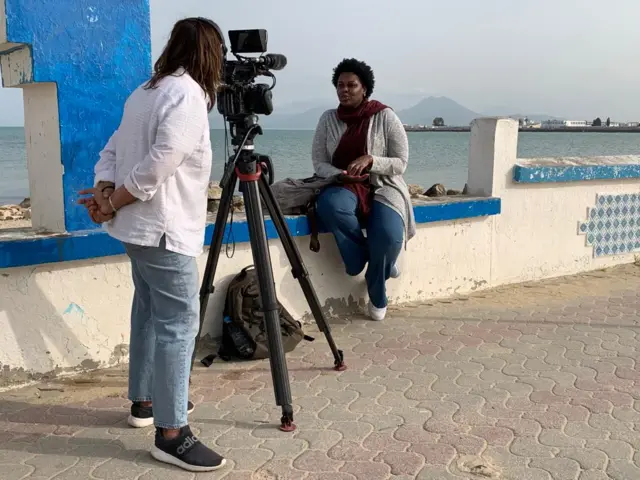 المقدمة السودانية نريمان دوسة خلال العمل على الفيلم الوثائقي