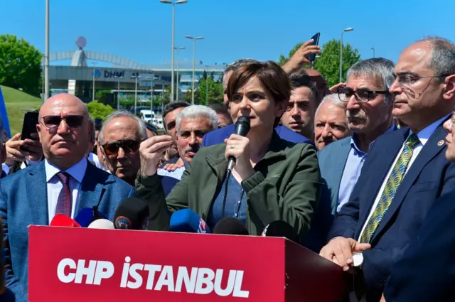 Kaftancıoğlu havalimanı önünde açıklama yapıyor