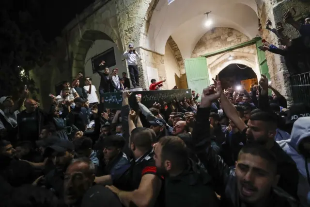 إصابات بالعشرات بين الفلسطينين خلال تشييع جنازة ضحية اشتباكات الأقصى "وليد الشريف"