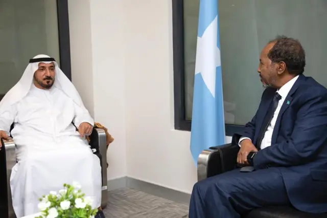 Xasan Sheekh oo la kulmay safiirka Imaaraadka u fadhiya Soomaaliya