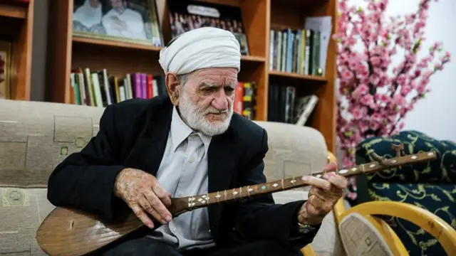 اجرای عثمان محمدپرست از ترانه محلی "نوایی نوایی" که نخستین بار در سال ۱۳۵۳ ضبط شده، برای بسیاری از علاقمندان موسیقی آشنا و شناخته شده است.