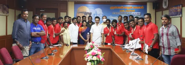 முதலமைச்சருடன் தமிழ்நாடு ஹாக்கி அணி வீரர்கள்