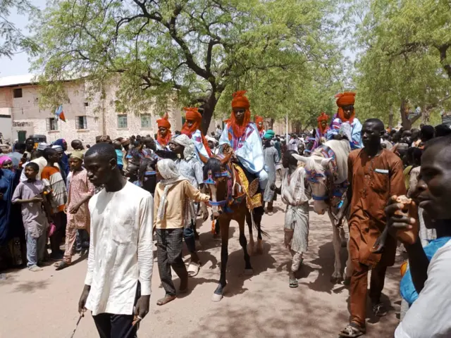 Mutane da dama, ciki har da matasa, sun yi hawan Sallah karama a Masarautar Katsina bayan an kwan biyu ba a yi ba