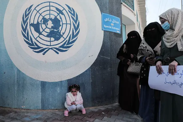 ردود فعل غاضبة بين الفلسطينيين بسبب اقتراح وكالة "الأونروا" تقاسم مهامها