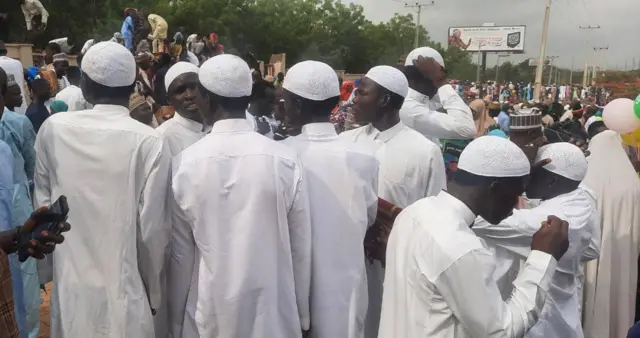 Wasu matasa sanye da fararen tufafi a filin sallar Idi a Abuja