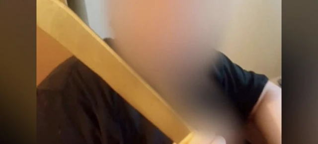 مردی با صورت محو شده و چوبی در دست در حال حمله است.
