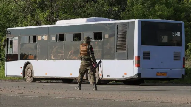 Ụgbọ ala bu ndị agha Ukraine apụ Azovstal dịka ndị agha Russia na-edupụ ha n'ụbọchị 20 nke ọnwa Mee.