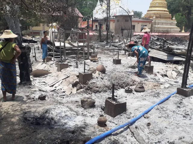 မီးရှို့ခံရပြီးနောက် ဒေသခံတွေရှင်းလင်းနေမှု