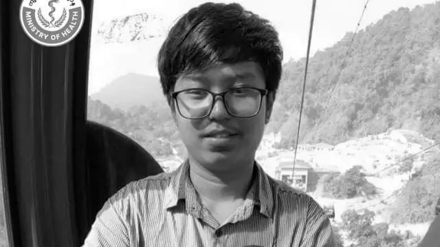 မောင်ကျော်ညီဇင်ဟာ အကြမ်းမဖက်အာဏာဖီဆန်ရေး CDM ပါဝင်တဲ့ မန္တလေးဆေးတက္ကသိုလ်က တတိယနှစ်ကျောင်းသားဖြစ်တယ်လို့လည်း ဆိုပါတယ်။