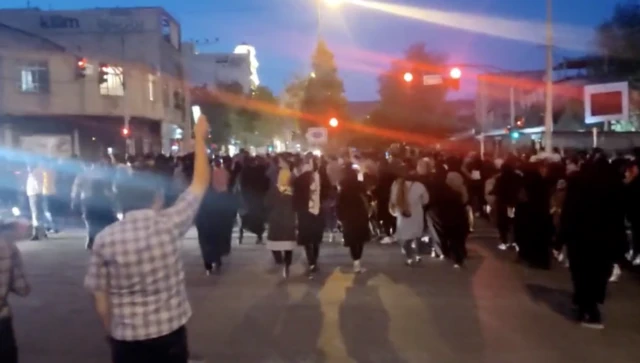 این فعالان در بیانیه خود از "اعتراضات و مطالبات صنوف و اقشار مختلف معترض" پشتیبانی کردهاند.