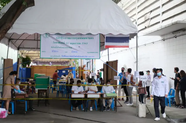 บรรยากาศเลือกเขตห้วยขวางคึกคัก-ชุ่มฉ่ำตั้งแต่ก่อนเวลาเปิดหีบ