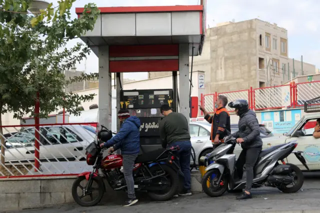 قیمت بنزین آزاد در ایران لیتری ۳ هزار تومان است و هر خودرو ۶۰ لیتر در ماه و هر موتورسیکلت ۲۵ لیتر در ماه هم بنزین سهمیهای با قیمت لیتری ۱۵۰۰ تومان دریافت میکند.